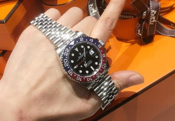 The blue and red ceramic bezel adds the brilliance to the model.