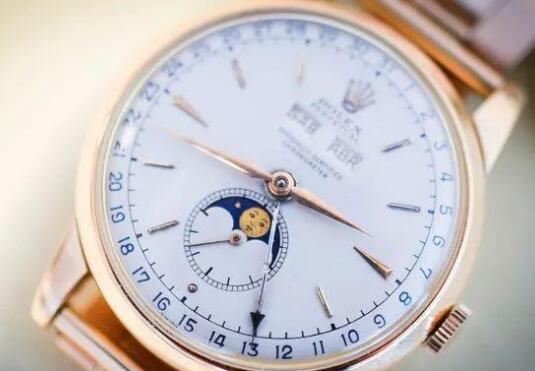 With the moon phase at 6 o'clock, the timepiece looks very elegant and noble.